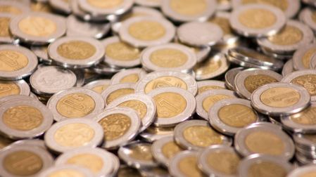 Decisión de Banxico erosiona atractivo del peso: dólar cerrará 2026 arriba de los 18