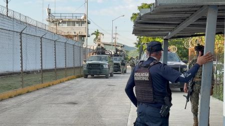 Elementos de las Fuerzas Armadas y corporaciones de seguridad desplegaron un operativo interinstitucional que logró retomar el control del centro penitenciario.
