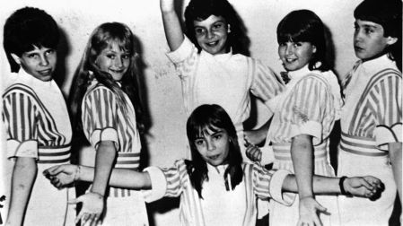 La agrupación surgió para competir con Parchís y conquistó a varias generaciones con canciones que marcaron la música pop en español.