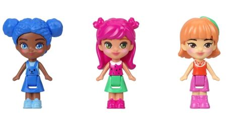 Tres muñecas de Polly Pocket sobre fondo blanco, con cabello azul, rosa y naranja, vestidos de colores y botas.