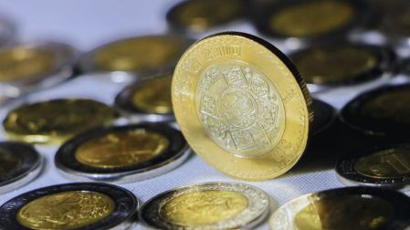 ¿Qué pasa con el peso mexicano? Acumula cinco semanas de depreciación frente al dólar.