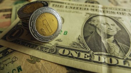 ¿Qué pasa con el peso mexicano? Acumula cinco semanas de depreciación frente al dólar.