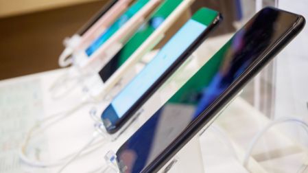 ¿Subirán de precio los celulares? Ventas caen 20% por escasez de memoria.