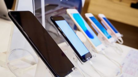 ¿Subirán de precio los celulares? Ventas caen 20% por escasez de memoria.