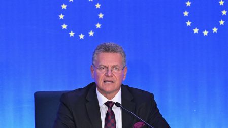 La UE y China llegan a un acuerdo: limitan a 350 mil a entrada de vehículos híbridos