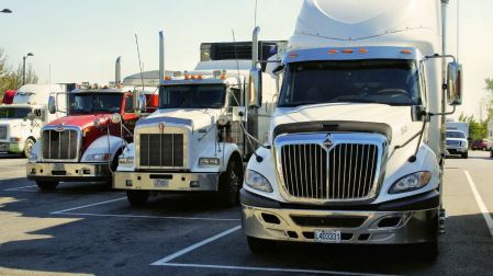 Advertencia de transportistas: limitar estímulos fiscales subirá costo a mercancías.