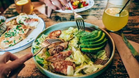 Si disfrutas descubrir nuevos restaurantes, evita ser víctima de reseñas falsas o pagadas