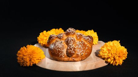 Pan de muerto en tradición Día de Muertos.