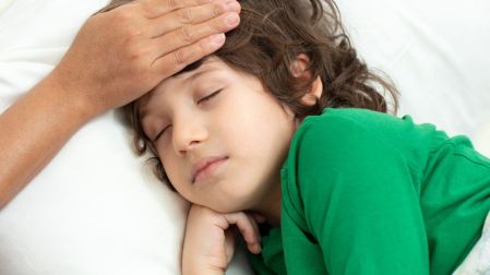 Entre los principales desencadenantes de los terrores nocturnos se encuentran la falta de sueño, el cansancio extremo, el estrés, la fiebre y los cambios en los horarios de descanso.