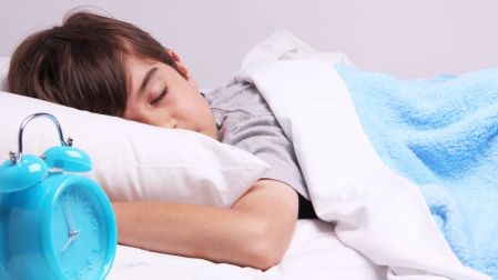Las pesadillas, ocurren con mayor frecuencia durante la segunda mitad del descanso y pueden despertar al niño.