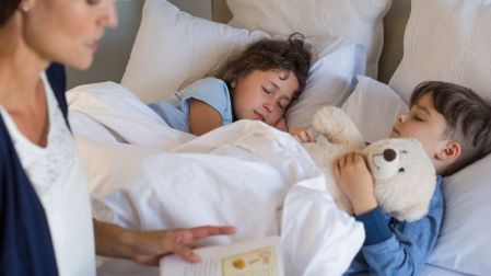 Leer un cuento, reducir los estímulos y preparar un dormitorio cómodo pueden ayudar a favorecer el descanso.