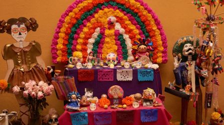 Altar de muertos en Día de Muertos.