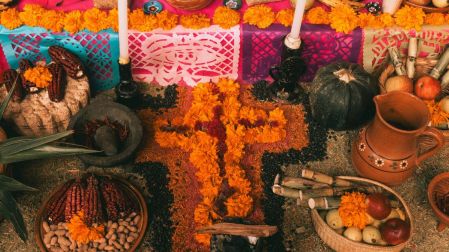 Altar de muertos en Día de Muertos.