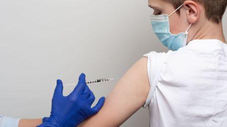 La prevención de enfermedades durante la temporada de frío comienza antes de que aumenten los contagios.