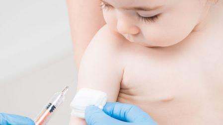 La influenza puede provocar fiebre, tos, dolor de garganta, dolores musculares y cansancio.