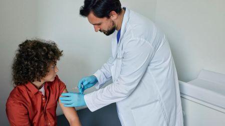 En el caso de influenza y COVID-19, los padres deben verificar si ambas inmunizaciones están indicadas para sus hijos.