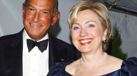 Jacqueline Kennedy, Nancy Reagan, Hillary Clinton y Laura Bush estuvieron entre las primeras damas que encontraron en sus diseños una fórmula de elegancia y distinción.