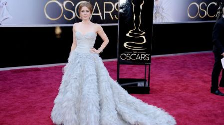 Para los Premios Oscar, Amy Adams deslumbró con un vestido gris strapless de Oscar de la Renta.