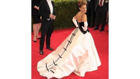 Sarah Jessica Parker llevó un impactante vestido con cuerpo negro estructurado y una amplia falda blanca de tul pintada a mano, complementado con la firma del propio Oscar de la Renta.