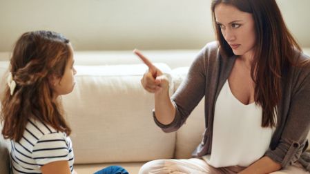 Sobreprotección infantil: mamá poniendo límites