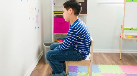 Sobreprotección infantil: niño enojado