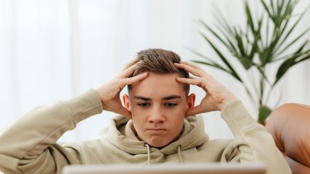 Sobreprotección infantil: adolescente frustrado