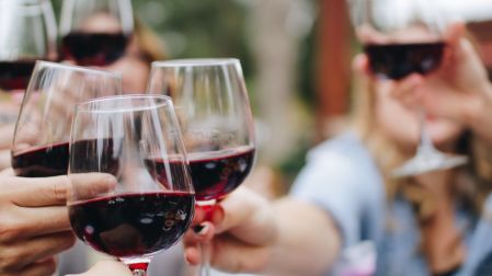 El alcohol puede desencadenar episodios de migraña en personas susceptibles.