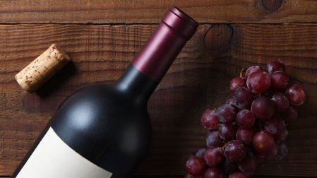 Los investigadores estudiaron el efecto de ciertos compuestos presentes en el vino sobre una enzima que participa en el metabolismo del alcohol.