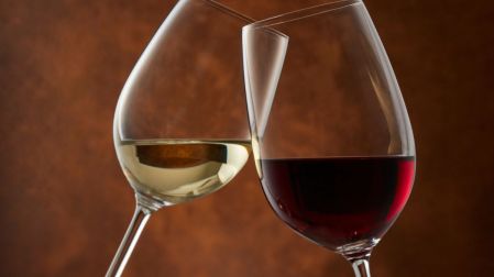 El vino tinto suele contener más quercetina y otros flavonoides que el vino blanco.