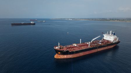 La AIE descarta normalización del mercado petrolero para 2027