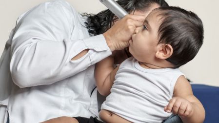 Niño en consulta médica.