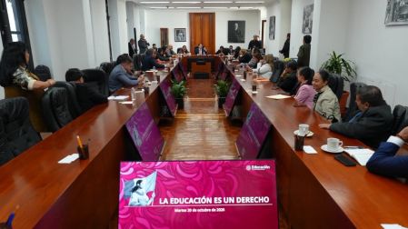 Mario Delgado, secretario de Educación Pública, reunido con legisladores