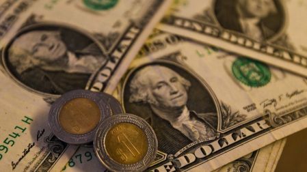 Peso mexicano avanza frente al dólar; mercados muestran señales mixtas.