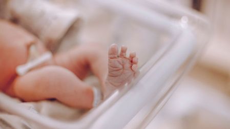 Las causas de muerte durante la primera infancia varían según la edad y las condiciones de salud de cada niño.
