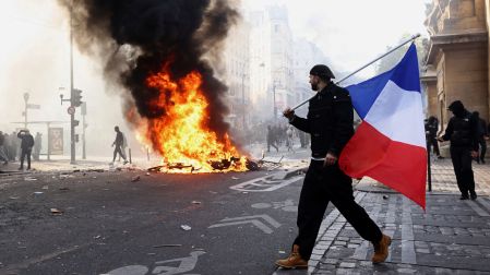 El movimiento social contra la administración de Emmanuel Macron se ha intensificado con disturbios y paros de sectores públicos en varias ciudades del país.