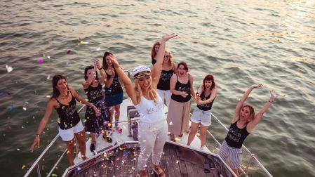 Cada vez más parejas se van de viaje con amigos para celebrar la despedida de solteros