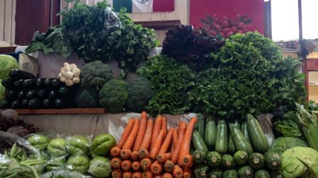 Inflación en México repunta a 3.62% en octubre; tomate y calabaza suben de precio.