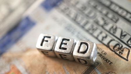 Dólar presiona al peso mexicano ante expectativas sobre las tasas de la Fed.