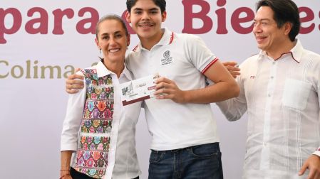 Presidenta Claudia Sheinbaum y secretario de Educación, Mario Delgado, en Colima.