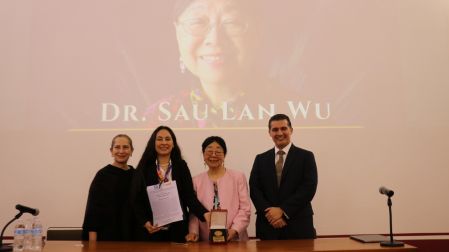 La investigadora Sau Lan Wu fue reconocida en Puebla con la Medalla 2026 de la División de Partículas y Campos de la Sociedad Mexicana de Física.