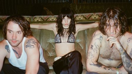 La hija del vocalista de Depeche Mode, Dave Gahan, eligió la música como camino profesional y comenzó a forjar una identidad artística propia con su álbum debut Eyes of Glass.