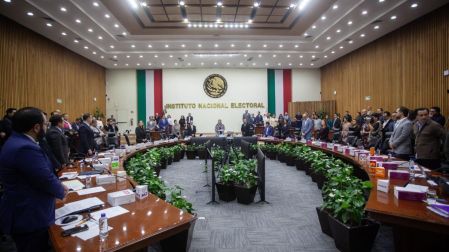 El Órgano Interno de Control del INE notificó a la Cámara de Diputados que investiga a 15 funcionarios y 18 empresas por presunta colusión, documentos falsos y desvíos millonarios.