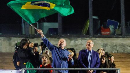 Triunfo de Lula conmocionó al mercado brasileño: real se deprecia y bolsa se desploma