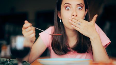 Comer demasiado o ingerir los alimentos con rapidez pueden desencadenar episodios breves de hipo.