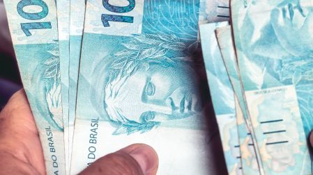 Brasileños de bajos ingresos destinan más dinero al pago de deudas y tarjetas de crédito.