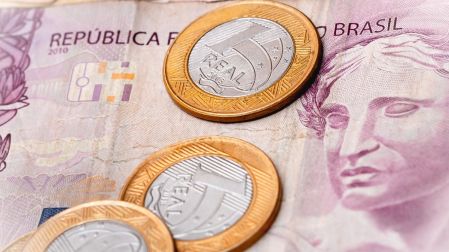 Brasileños de bajos ingresos destinan más dinero al pago de deudas y tarjetas de crédito.