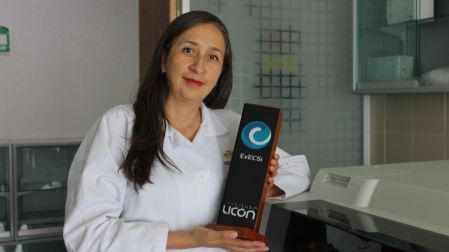 El jefe del Banco de Sangre del Hospital del ISSSTE, José Noé Romero Bautista, hizo un reconocimiento especial a la química fármacobióloga Ericka Rosario Robles González por su labor en el área de serología.