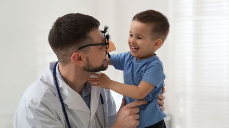 Niño con especialista pediatra.