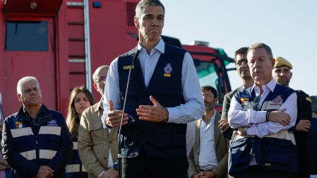 Equipos de emergencia trabajan en Urda, Toledo, tras la colisión de dos trenes de alta velocidad que cubrían la ruta Madrid-Sevilla.