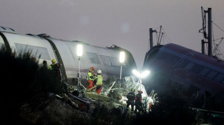 Equipos de emergencia trabajan en Urda, Toledo, tras la colisión de dos trenes de alta velocidad que cubrían la ruta Madrid-Sevilla.